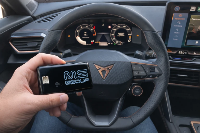 CUPRA járművekhez való DPF Control kézben, az autó műszerfalának háttere előtt